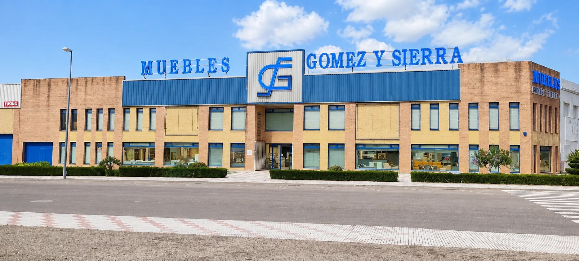 Fachada tienda Muebles Gómez y Sierra Don Benito Badajoz - 2000 m² de exposición